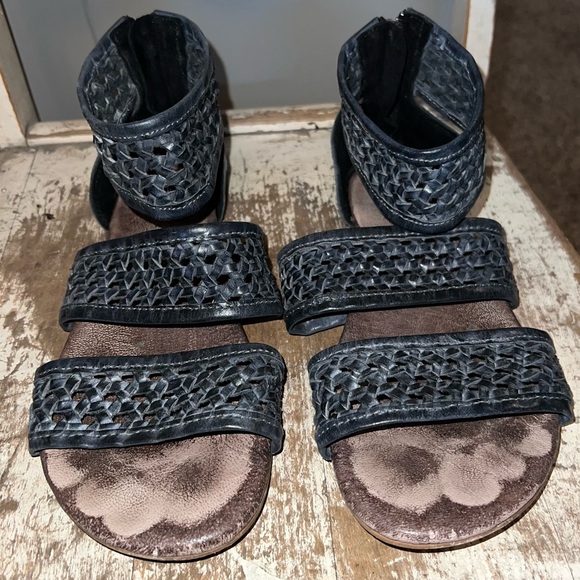 Roan Clio Sandals Size 9 - Picture 7 of 7